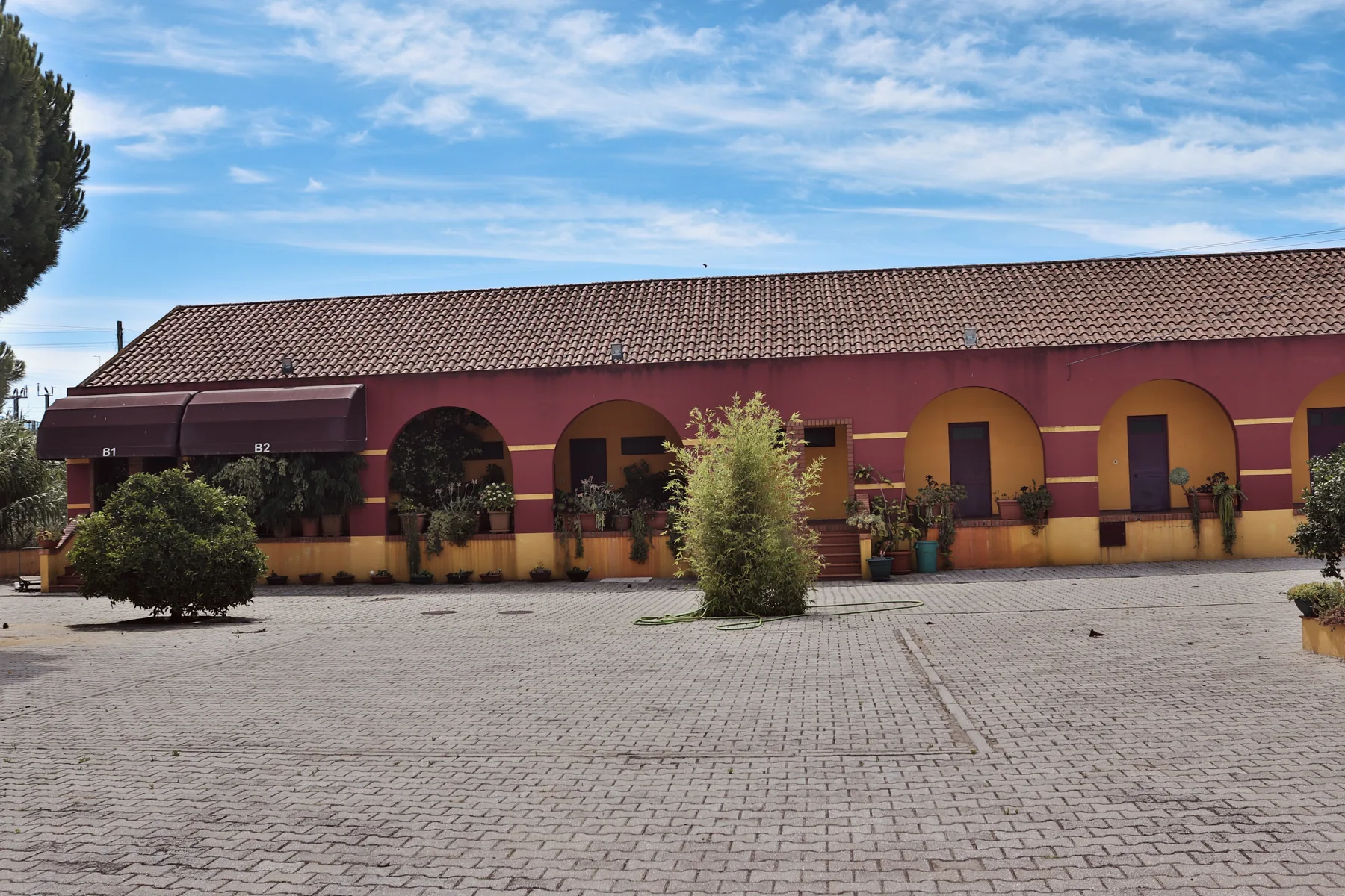 Pátio exterior junto ao salão do Ouro Hotel