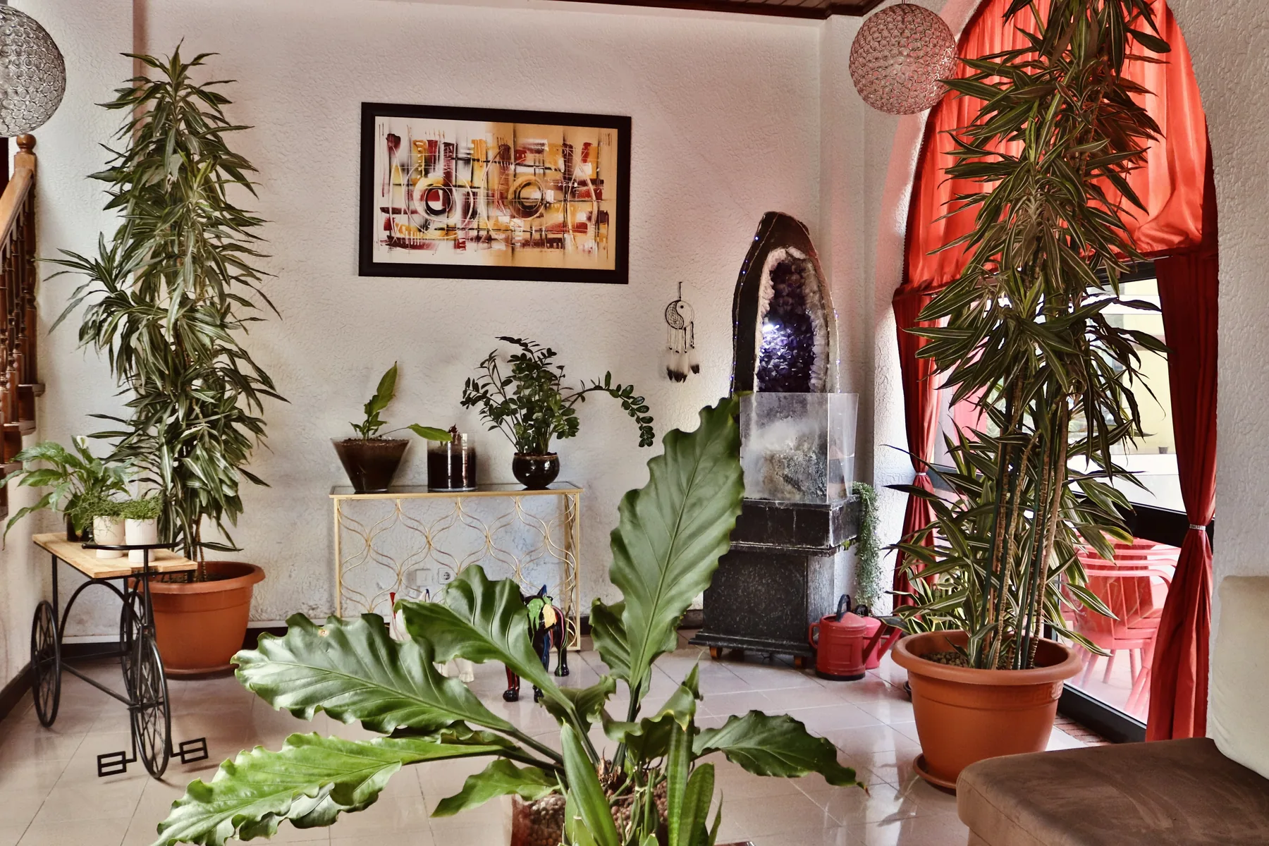 Escadaria e decoração da receção
