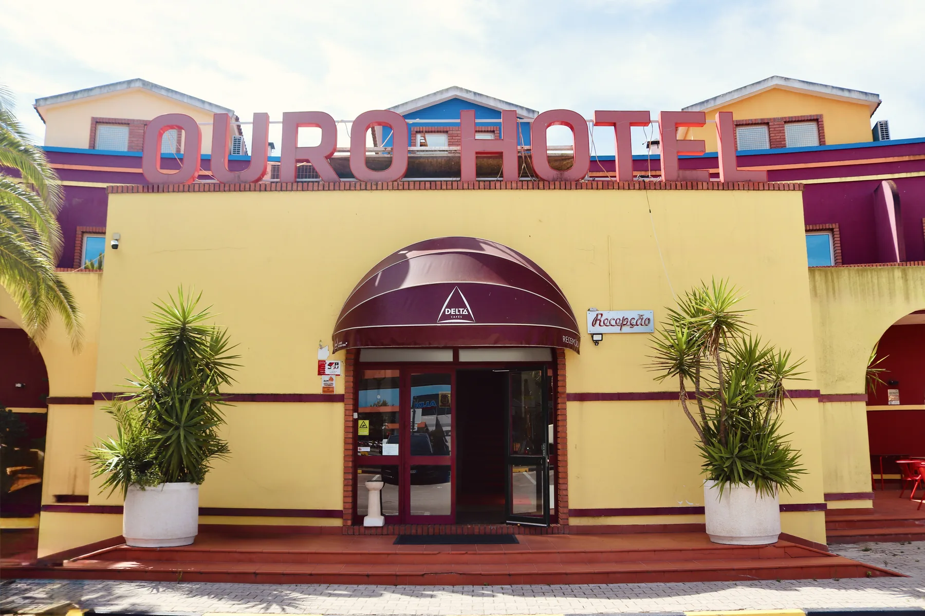 Entrada principal do Ouro Hotel