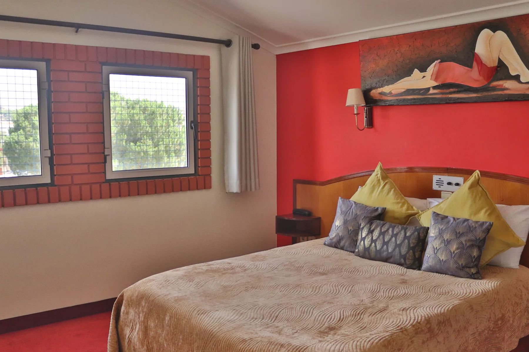 Cama e zona de descanso de um quarto
