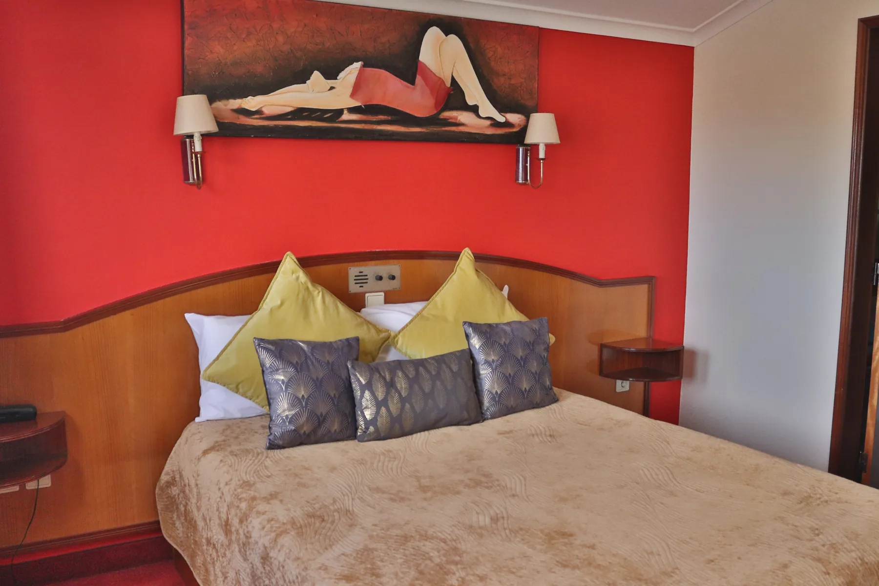 Cama e janela de um quarto