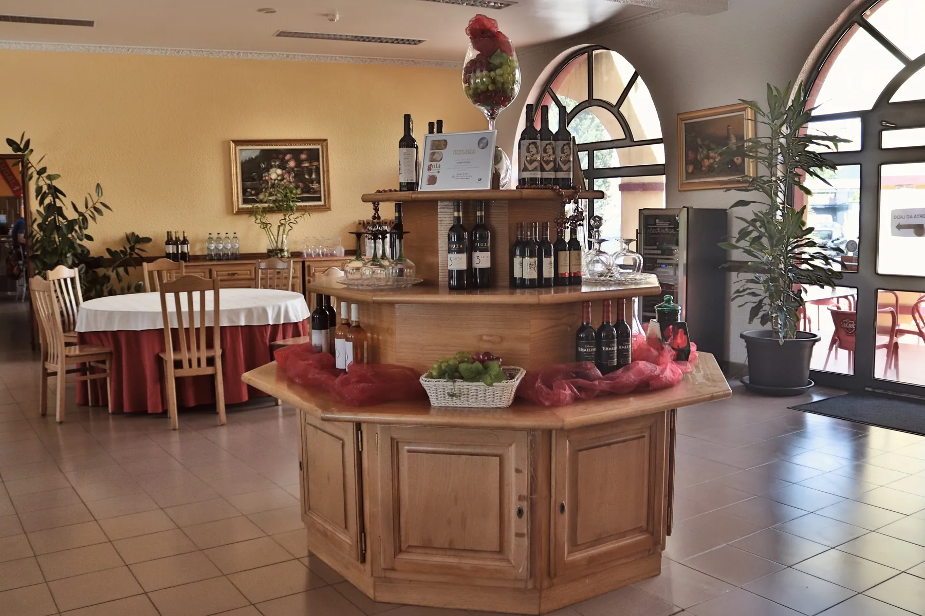 Restaurante com janelas em arco