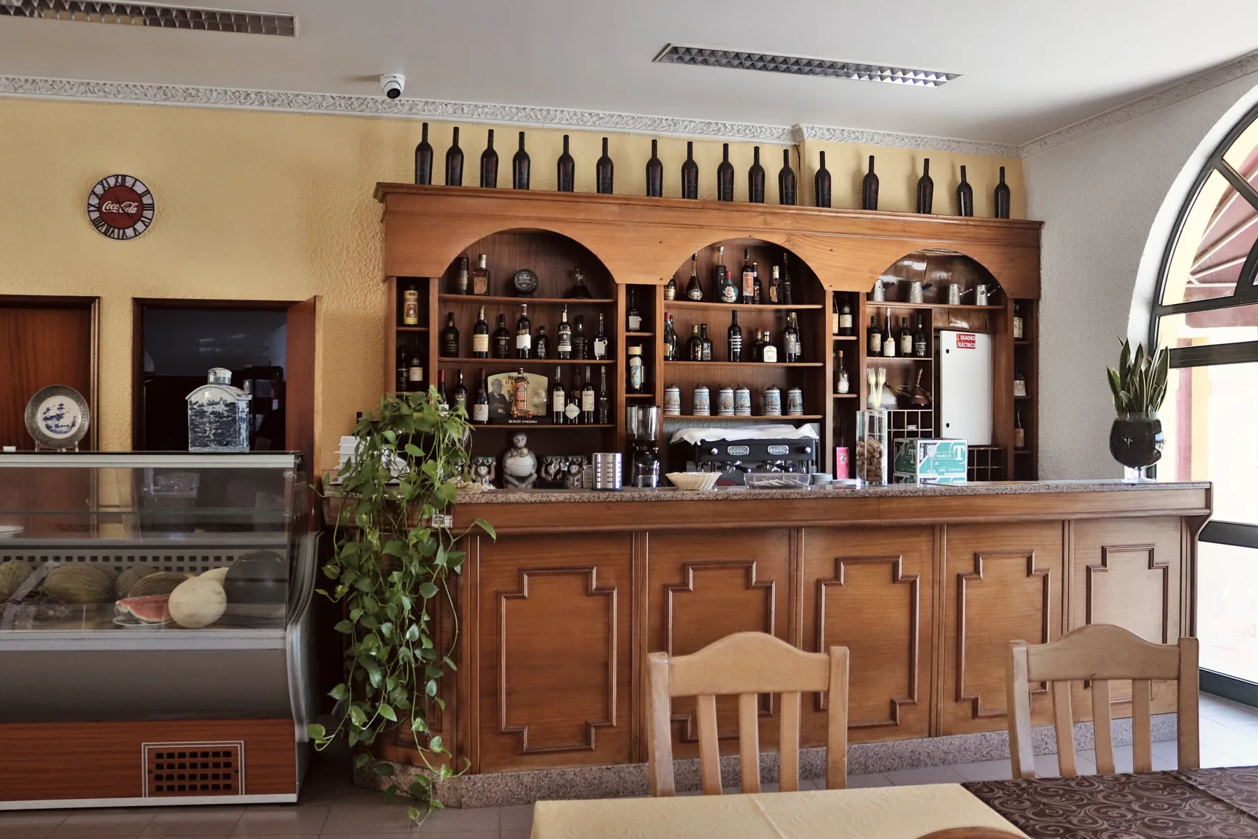 Bar do restaurante com mobiliário em madeira