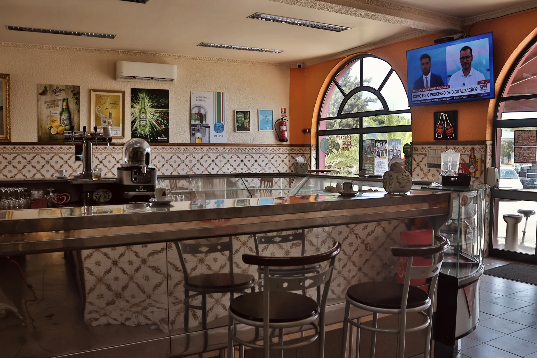 Balcão e sala do snack-bar
