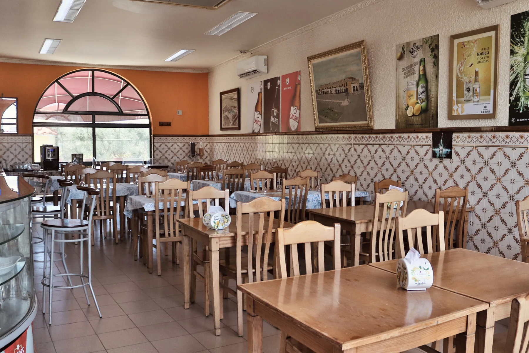 Mesas e balcão do snack-bar